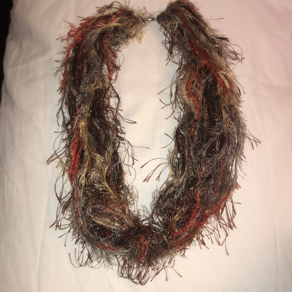 Stunning yarn necklace with clasp